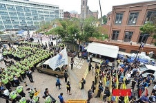명동성당 앞 어지러운 상황