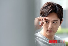 권율, 이런 포즈는?