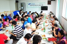 광전2리 마을회관에서 가진 삼성디스플레이 사원들의 삼계탕 봉사