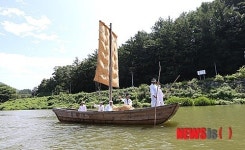 괴산 목도강변서 조선시대 소금배 물물교환 재현