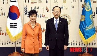 기념촬영하는 박 대통령과 추경호 국무조정실장