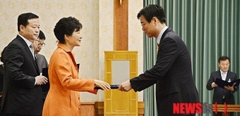 朴 대통령, 이관섭 산자부 1차관 임명장 수여