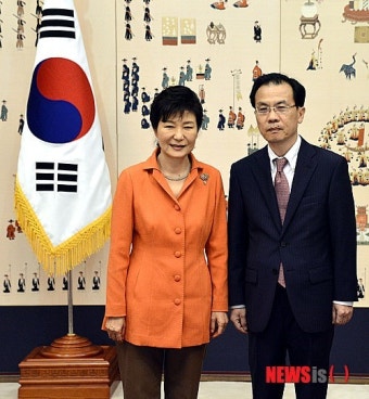 김희범 문화체육관광부 제1차관과 기념촬영하는 박 대통령