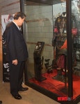 영화 소품 살펴보는 김무성 대표
