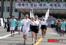 에프디에이아시아경기지사 | 인천아시아경기대회 성화를 봉송하고 있는 원희룡 제주지사