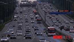 집으로 향하는 귀경 차량들