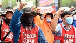 구호외치는 희망연대노동조합 씨앤앰지부