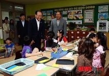 초등학교 돌봄교실 찾은 황우여 장관