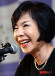 환한 표정짓는 최진희