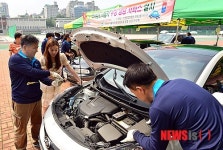 구민들 차량 무상 점검하는 서초구청
