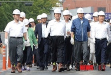 석촌지하차도 싱크홀 내부로 향하는 김무성