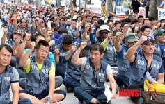 투쟁하는 원전비정규직 노동자들