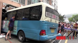부산 아파트 출입구 마을버스 돌진…13명 부상