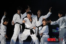 화려한 태권도 퍼포먼스