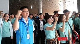 투쟁구호 외치는 조합원들, 복지제도 폐지 결사반대