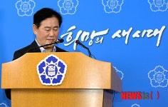 입장하는 최경환 경제부총리
