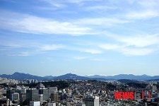 구름과 어우러진 파란 하늘