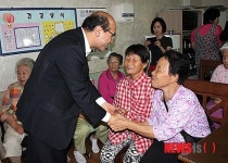 어르신과 인사하는 정연만 차관