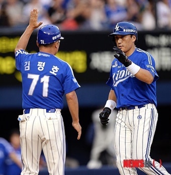 솔로 홈런 날리고 하이파이브하는 삼성 이승엽