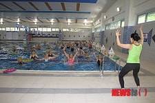 진천국민체육센터 인기…수영장 물 반 사람 반