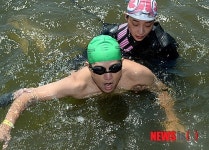파트너와 함께 한강 건너는 장애인
