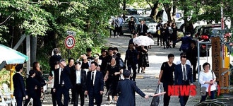 장례식 마치고 안성 금수원 나서는 구원파 신도들