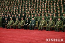 항공육전병들과 기념촬영하는 김정은