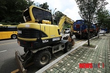 대구 북구 대불로 인도 옆에 세워진 굴착기