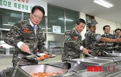 (주)현대그린푸드 현대자동차울산점 3의장식당 | 배식하는 정의화 의장
