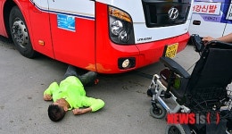 [종합]장애인도 버스 타고 싶다 터미널서 농성…운행 지연