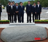 홍준표 지사, 노무현 전 대통령 묘역 참배