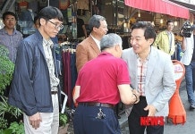 제주동문시장 상인과 인사하는 원희룡 제주지사