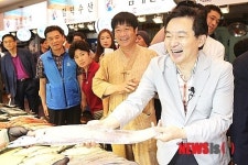 제주동문시장서 갈치를 든 원희룡 제주지사