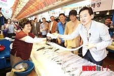 제주동문시장 찾은 원희룡 제주지사
