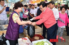 전통시장에서 장보는 이동핑 장관