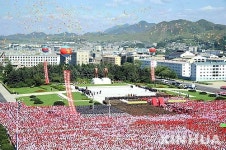 김일성·김정일 동상에 헌화하기 위해 운집한 北 청진 주민들