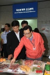 식품 검역 확인하는 이동필 장관