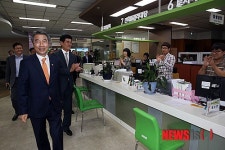 영양군청 민원실 둘러보는 정종섭 장관