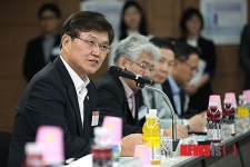 인사말하는 최양희 장관