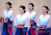 [인천AG]미소 짓는 시상식 도우미들