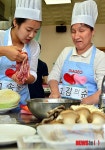 작품 만들기에 열중하는 시각장애인들
