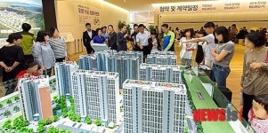 구미 신평동 모델하우스를 찾은 시민들