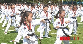 IOC위원들에게 태권도시범  보이는 어린이들