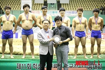 우수지도자상 수상하는 모제욱 감독