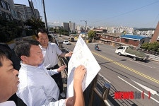 마을버스 신청노선 현장 둘러보는 나진구 구청장