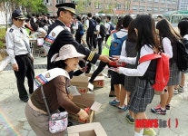 학교폭력 예방 캠페인 전개하는 박이갑 양산서장