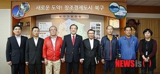 장애인복지증진 간담회하는 박천동 북구청장
