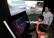 화성관 관람하는 어린이들