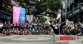 명동 한복판의 비보잉 공연