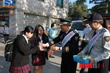 학교폭력 그만 학교 앞 캠페인 나선 경찰관들